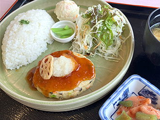 れんこんランチ（れんこん入り豆腐ハンバーグ）の写真