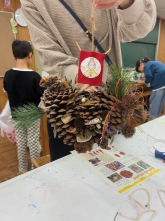 主催イベント：家庭の日応援プロジェクト12月大きな松ぼっくりのお正月かざり作りの画像